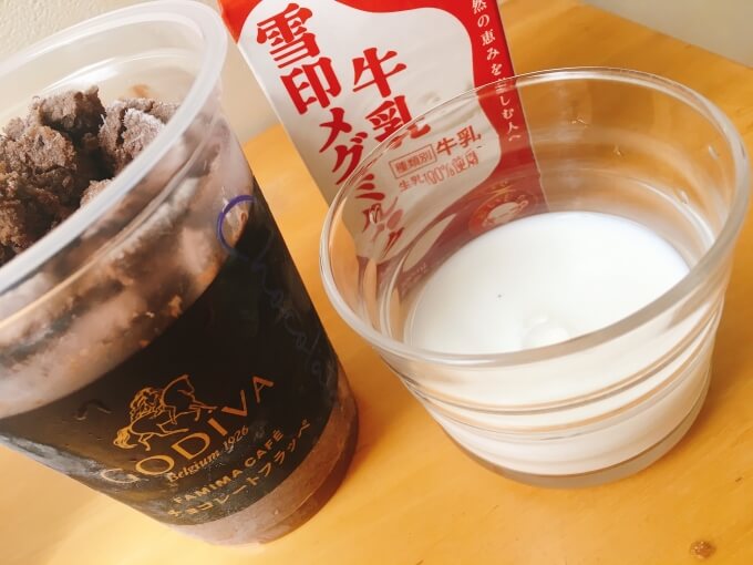 ファミマゴディバ(GODIVA)チョコレートフラッペに入れる牛乳の量は70cc
